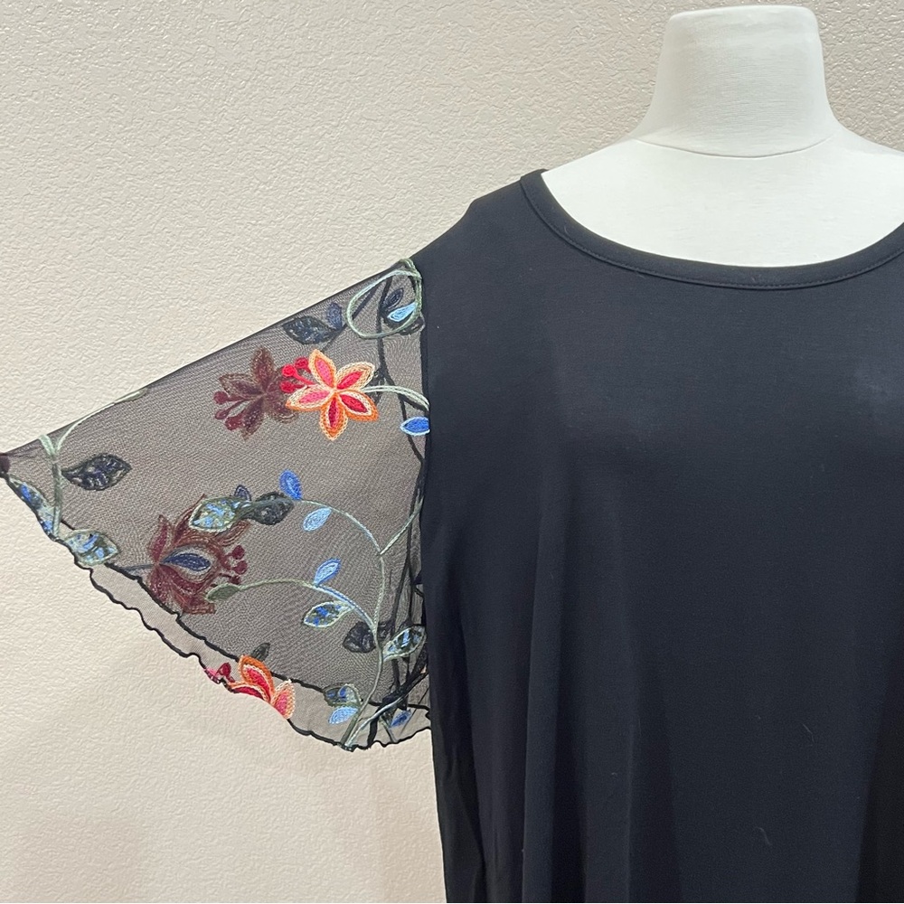Kim & Cami Black Top with Embroidered Floral Mesh Sleeves 2X - Picture 4 of 13